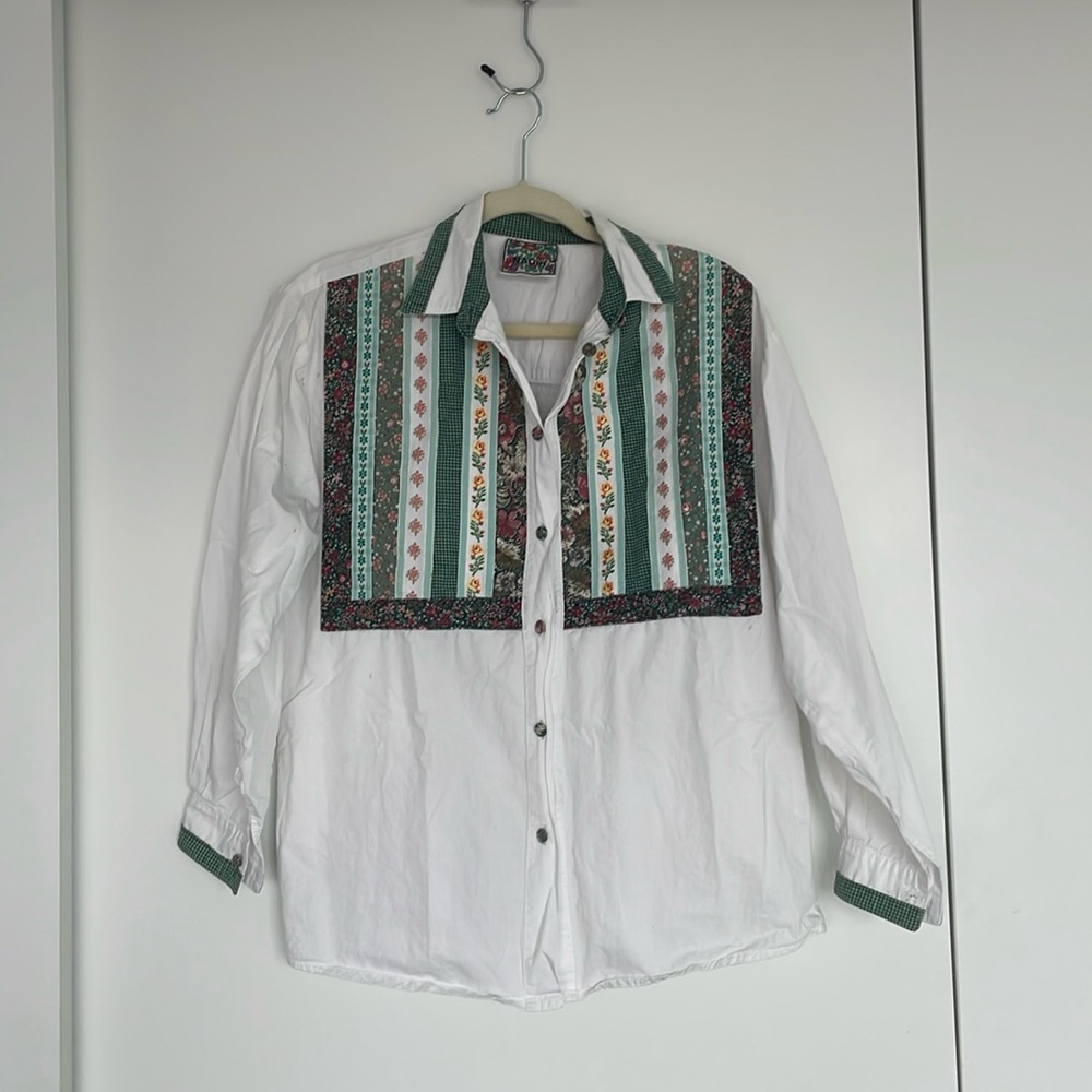 Vintage 100% Cotton Made in Italy Button-down with floral detailing